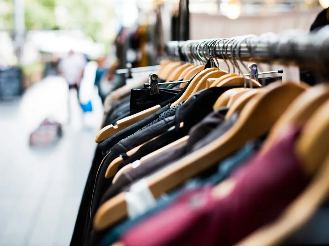 Rangée de vêtements sur des cintres dans une boutique